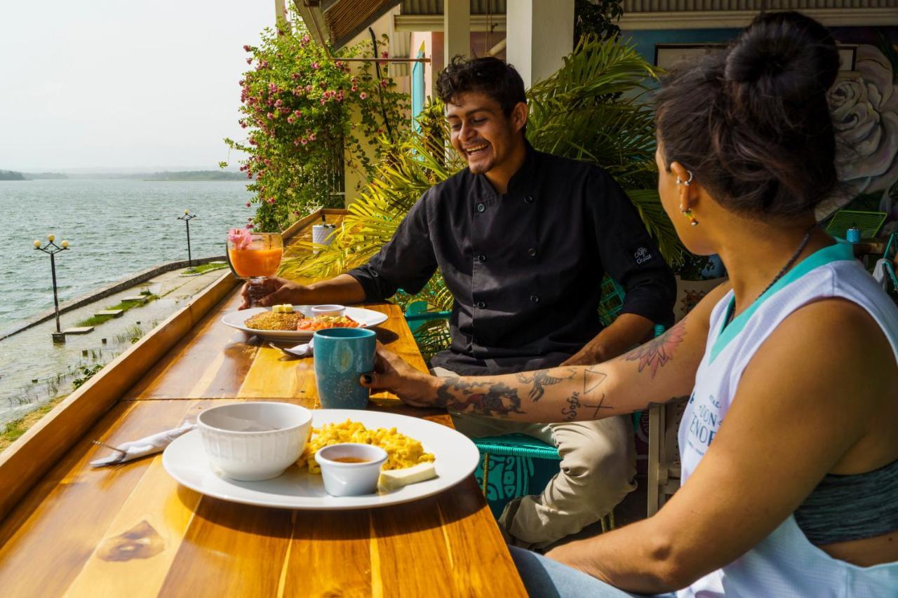 Hostal Don Cenobio ฟลอเรส ภายนอก รูปภาพ